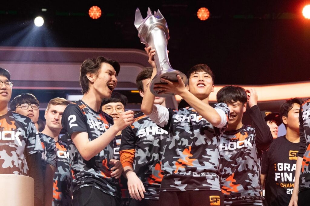 a picture of an Esports Team holding a trophy