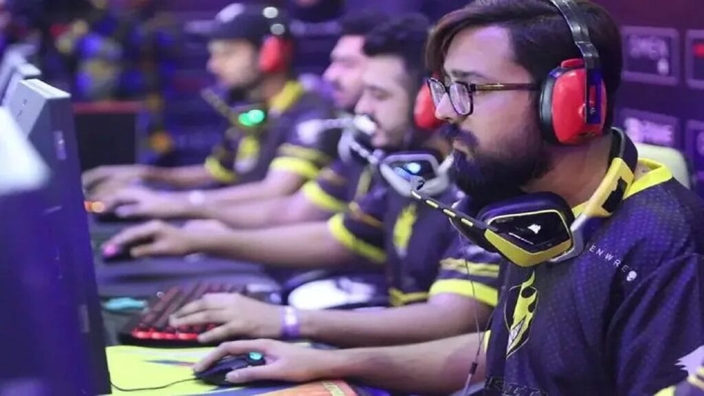a picture of a group of gamers
