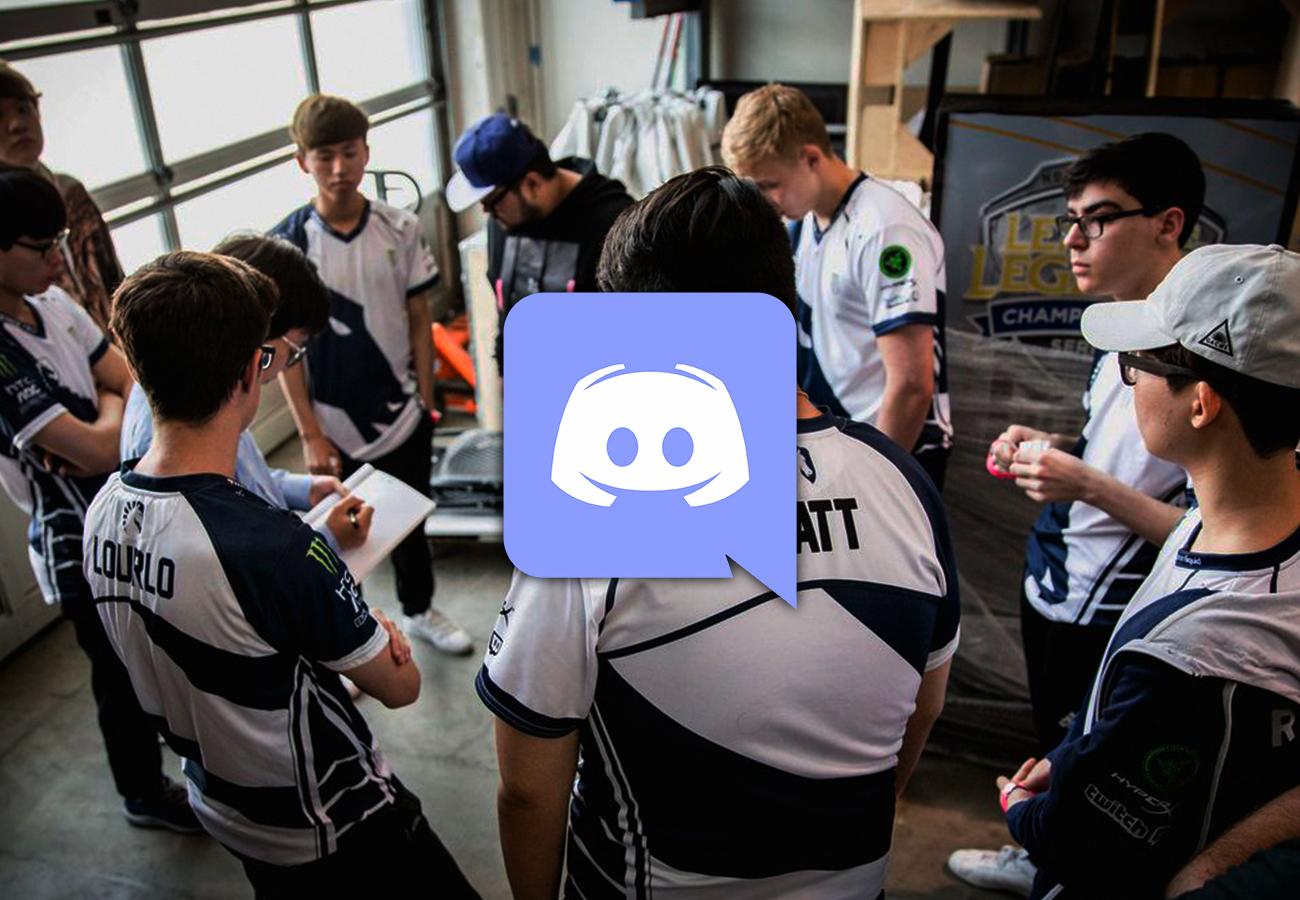 a picture of a group of ESports players with the Discord Logo on it.