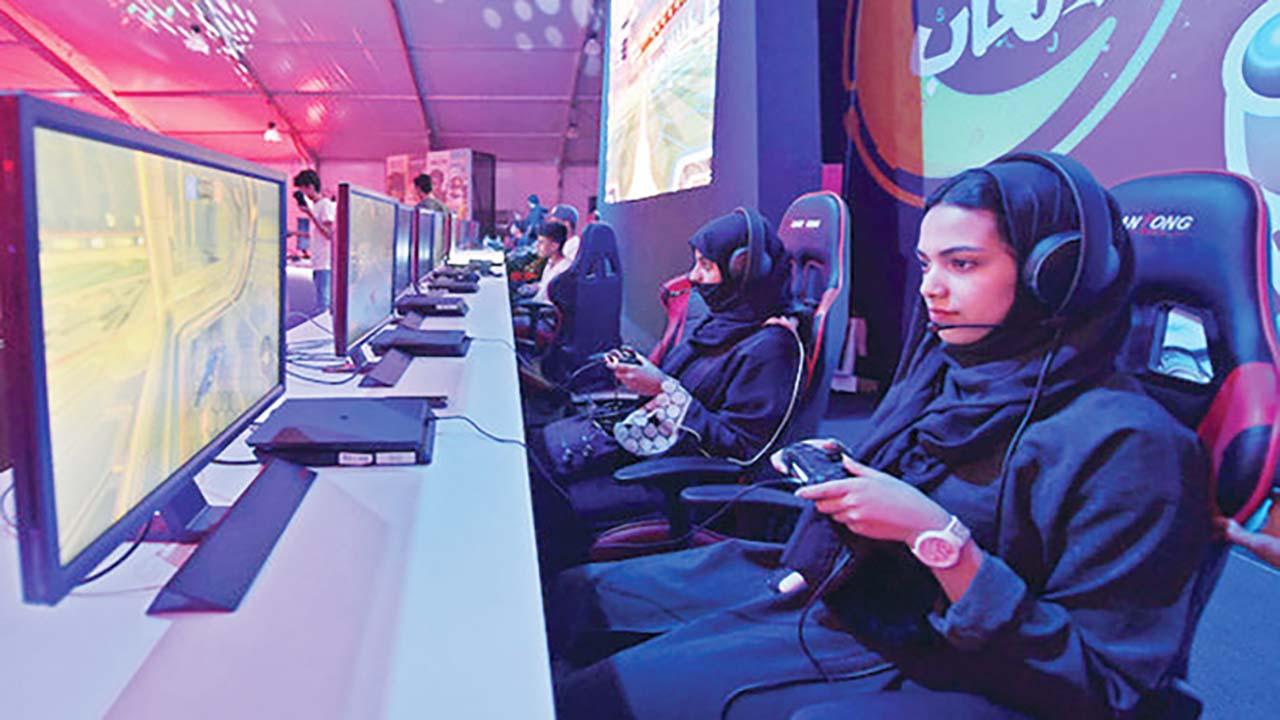 a picture of a group of female players in a gaming convention.