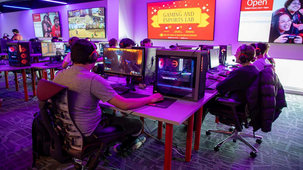 a picture of a gaming convention.