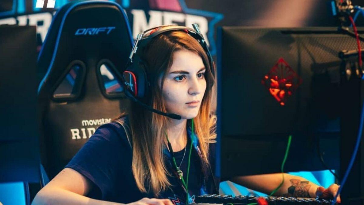 A picture of a gamer.