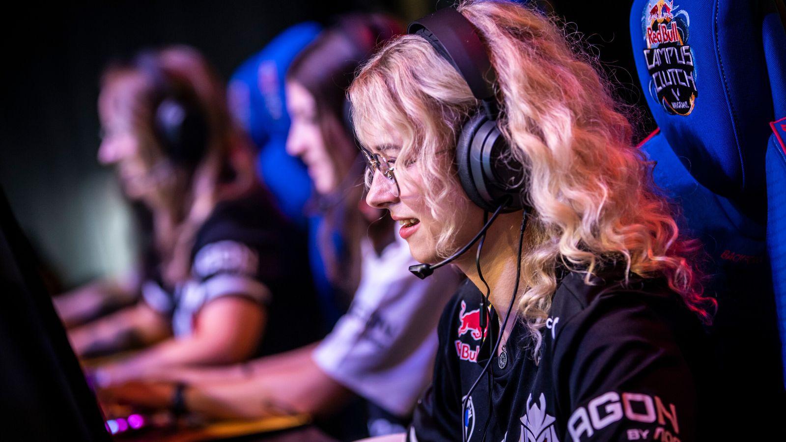 a picture of a Female ESports Player.