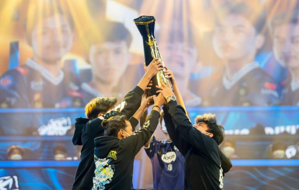 a picture of EVOS Devine Winning a trophy