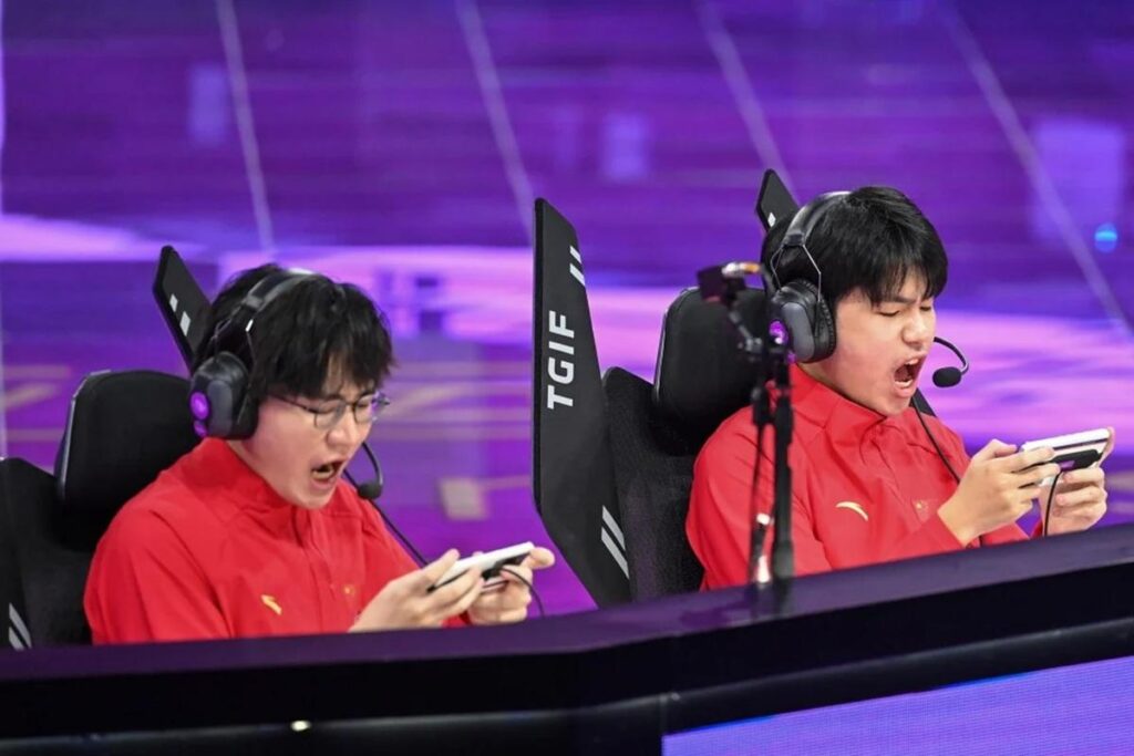 an image of two Chinese ESports Players