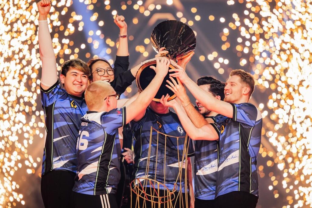 a picture of Evil Geniuses ESports Team holding a trophy