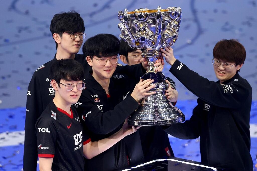 an image of EDward Gaming holding a trophy
