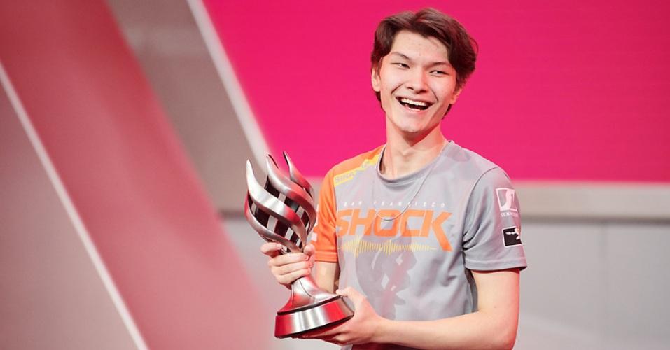 a picture of Jay “Sinatraa” Won with a trophy