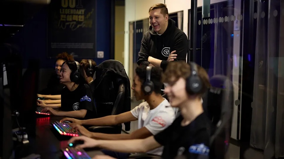 an image of a Coach guiding his ESports Team