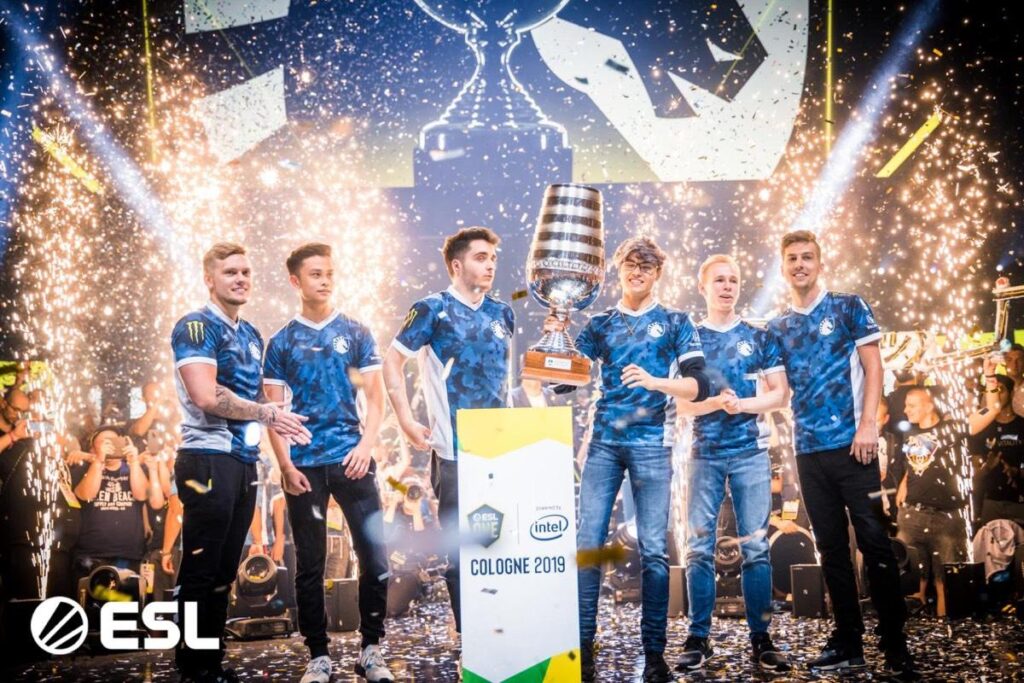 an image of Team Liquid with a trophy